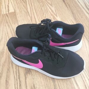 GUC Nike Women's Black and Pink Sneakers, Size 7.5